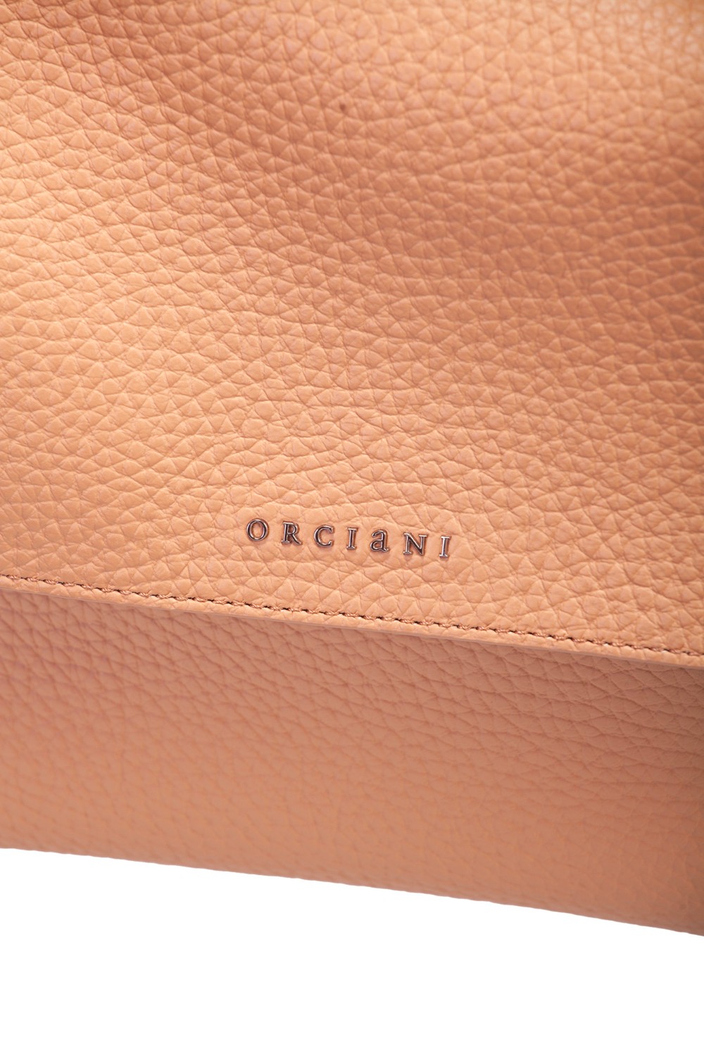 shop ORCIANI  Borsa: Orciani borsa a spalla media Sveva Soft in pelle martellata con tracolla.
Manico regolabile.
Tracolla regolabile.
Apertura a scomparsa sulla parte alta della patta.
Tasca interna con zip.
Due taschini interni aperti.
Chiusura con bottone magnetico.
Dettagli finitura nichel lucido.
Dimensioni: L 32cm x A 24cm x P 15cm.
Composizione: 100% pelle.
Made in Italy.. BT2006 SOF-MANDORLA number 8376422